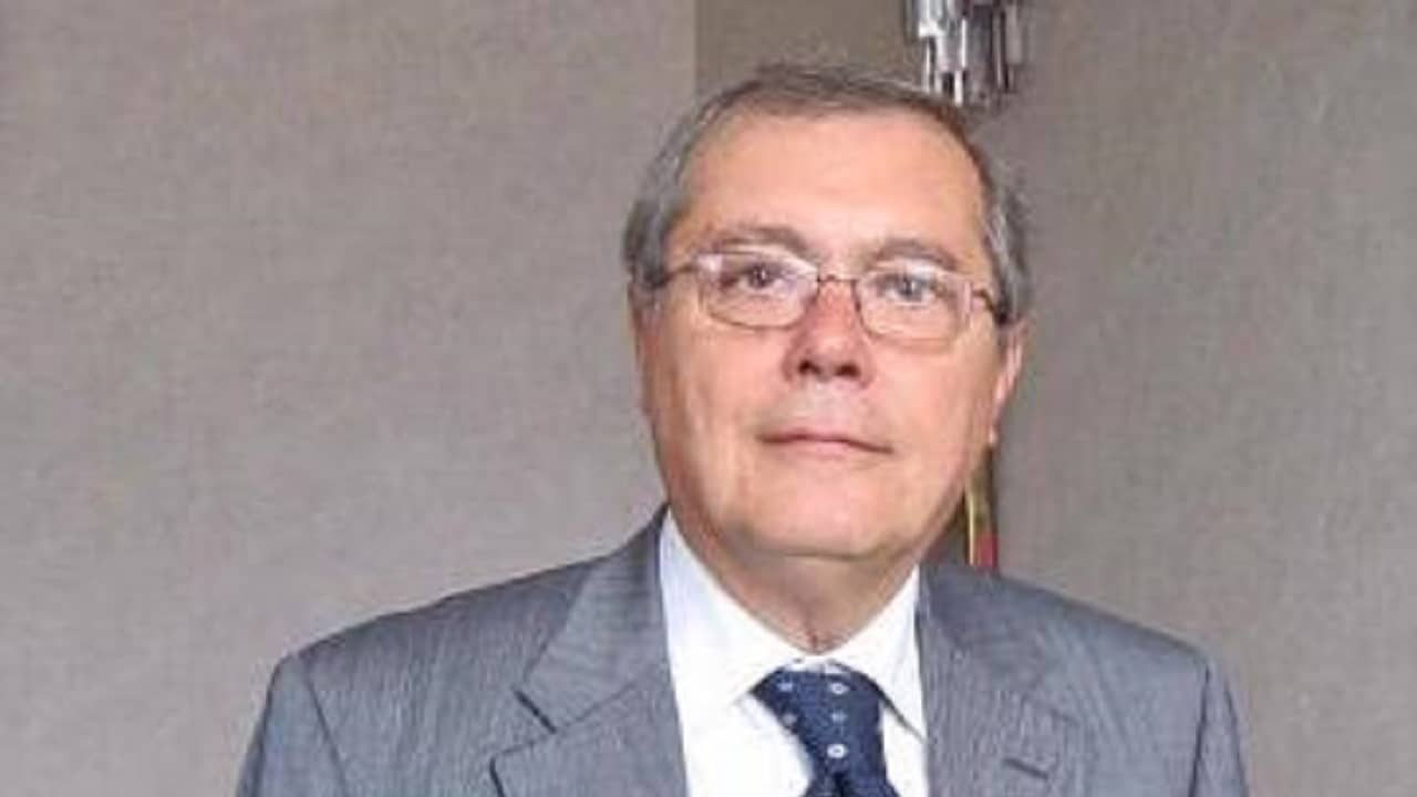 Perché la Costituzione impone, nella presente congiuntura, di introdurre l’obbligo della vaccinazione a tappeto contro il Covid-19 di Antonio Ruggeri