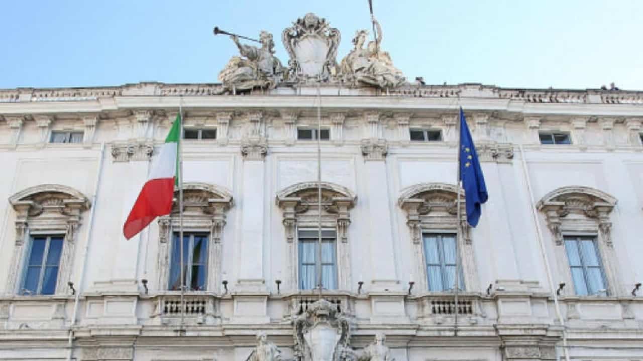 Temporaneità, eccezionalità e gradualità delle misure per fronteggiare l’emergenza pandemica: la sospensione “prorogata” dell’esecuzione degli sfratti al vaglio della Corte costituzionale (nota a Corte cost. n. 213/2021) di Francesco Taglialavoro