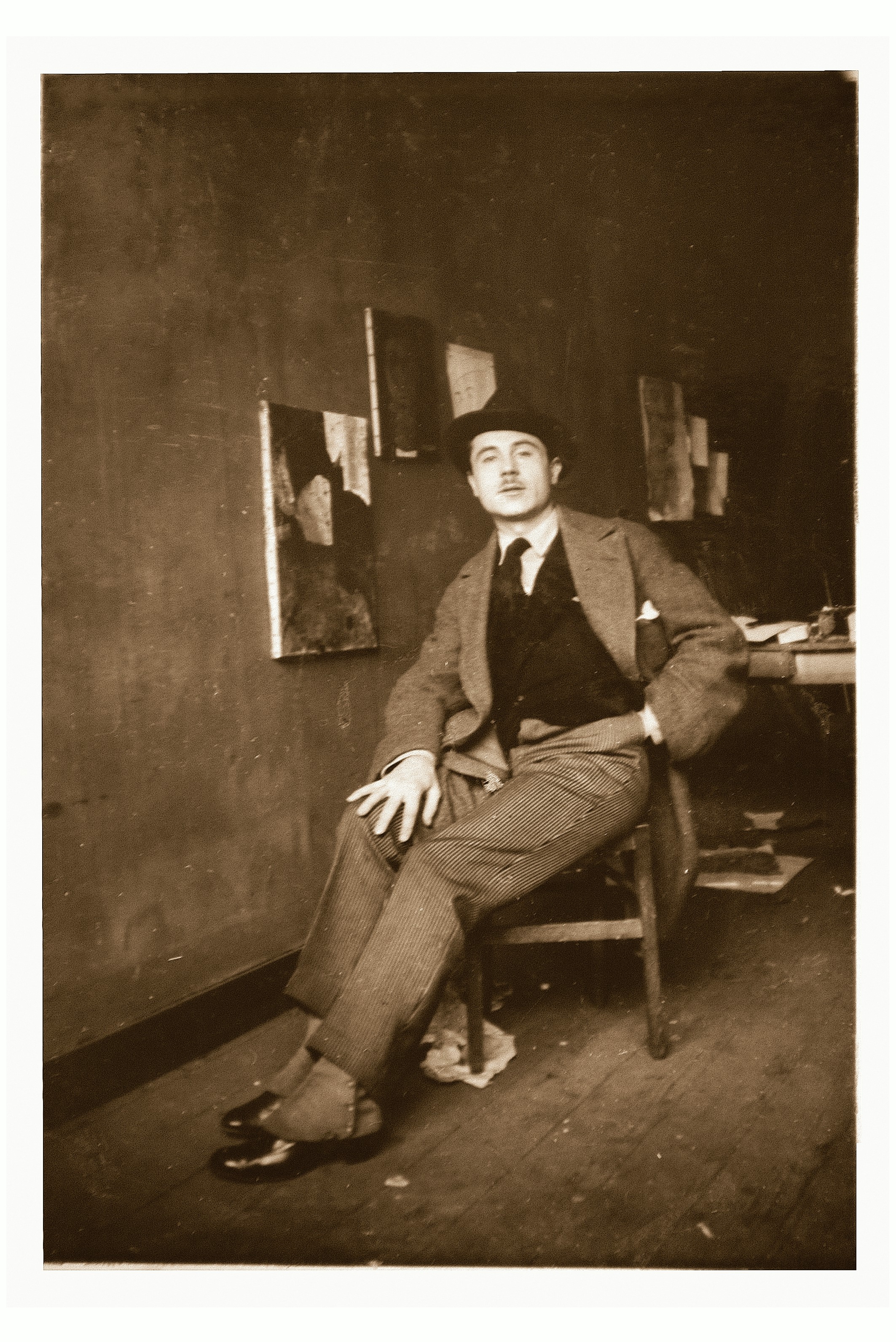 Montparnasse-1915-Paul-Guillaume-allinterno-dellatelier-da-lui-affittato-per-Amedeo-Modigliani-in-rue-Ravignan