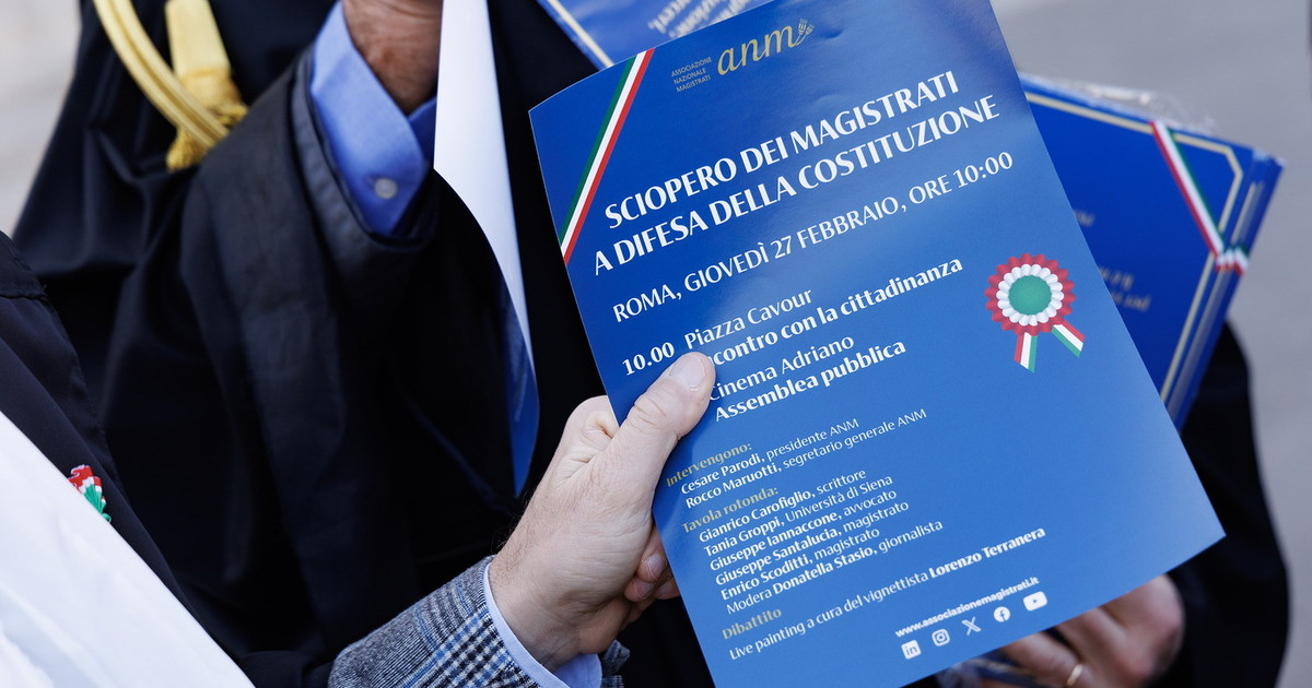 ​Il “posto” del diritto nelle regressioni democratiche ed il ruolo dei giuristi