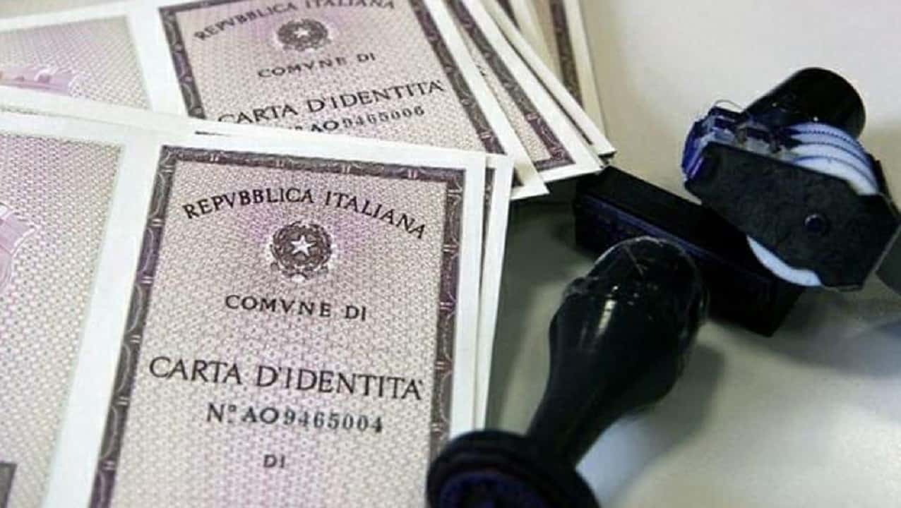 La decisione della Corte costituzionale sul cognome del figlio e il diritto di famiglia mobile. Riflessioni sulla funzione della Corte costituzionale nel sistema di effettività dei diritti