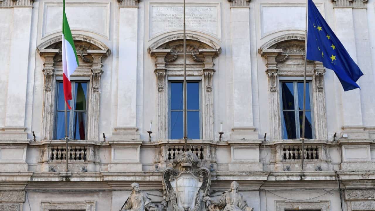 ​La “prova da sforzo” dell’incidente di costituzionalità sul reddito di cittadinanza. La Consulta che cristallizza il c.d. requisito negativo per usufruirne: l’assenza di una misura cautelare personale