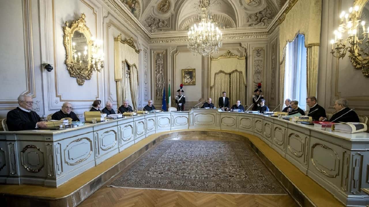 Il ricorso d’urgenza impedisce la decadenza verso gli atti del datore di lavoro. Dalla Corte costituzionale un ammonimento al giudice comune