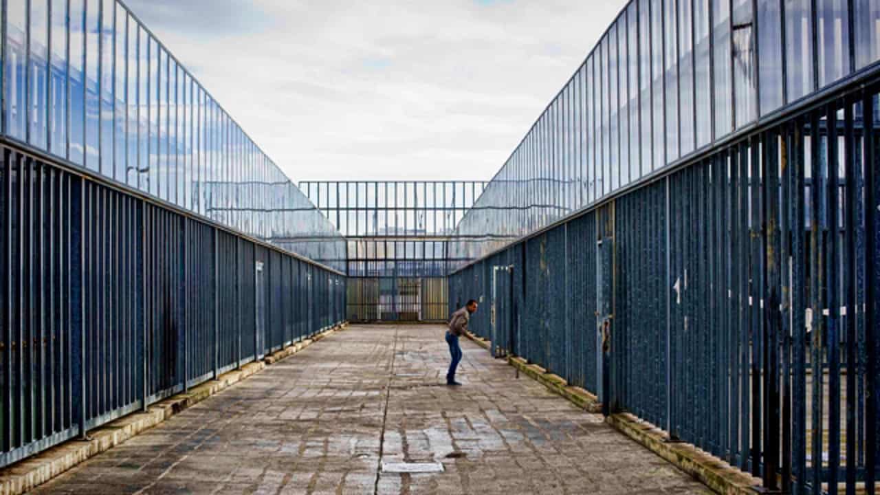 Natura giuridica del trattenimento del cittadino straniero e principio di legalità: riflessioni a margine di Corte d’Appello di Bari (sentenza 30 novembre 2020, n.2020)