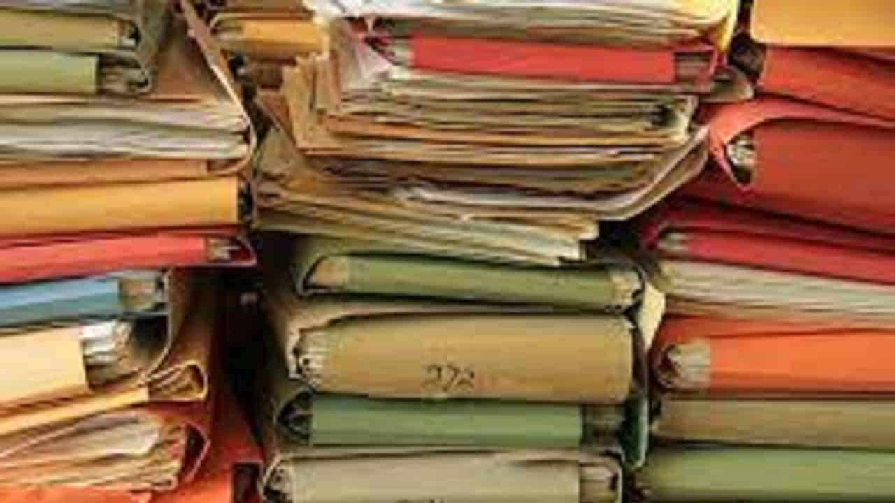 Elogio di un fascicolo cartaceo, per cortesia.