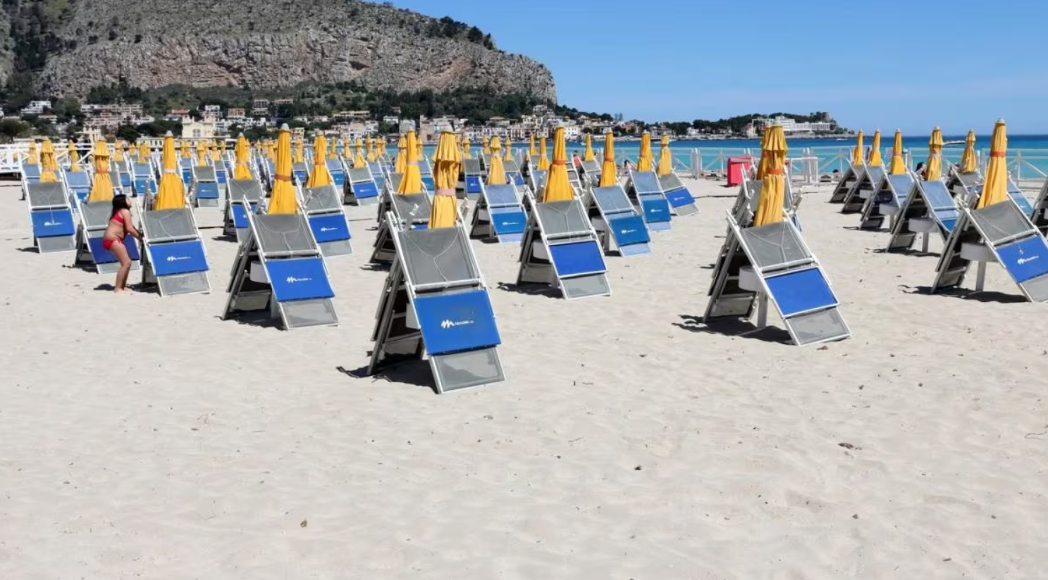 L’incostituzionalità delle proroghe legali delle concessioni balneari per violazione della “direttiva servizi” (nota a Corte cost. n. 109/2024)