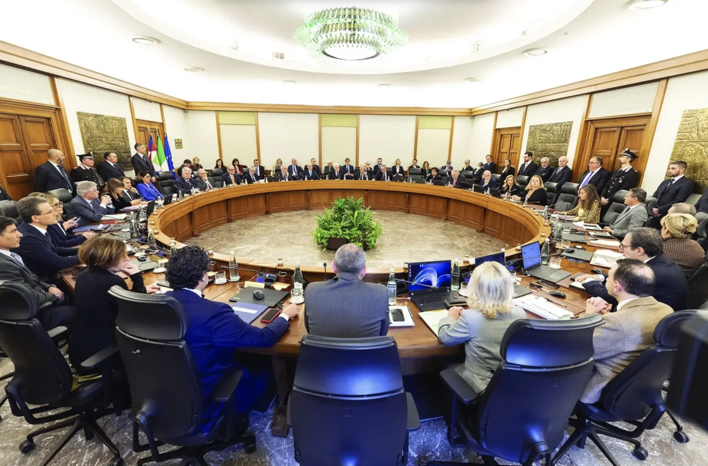 Sospensione e decadenza dalla carica di componente del Consiglio Superiore della Magistratura: una ricognizione, tra regole e principi