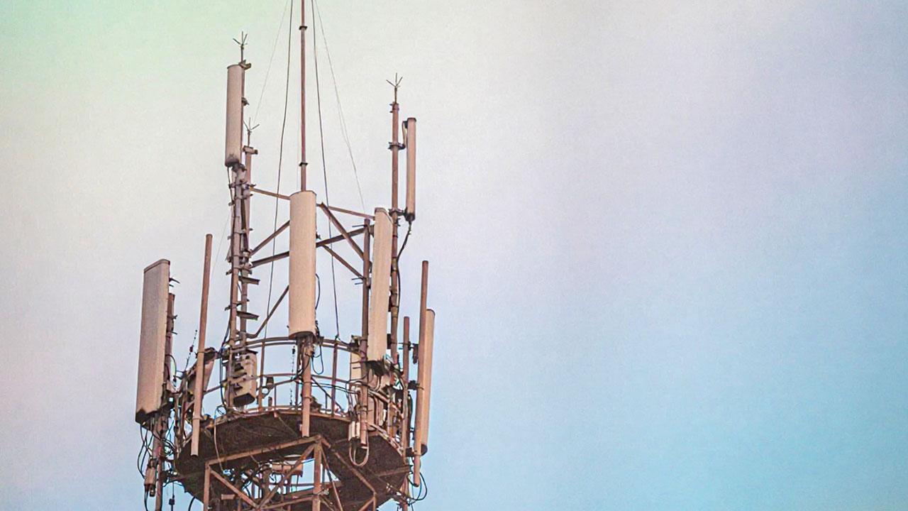 Alcuni chiarimenti sul termine di decadenza per l’impugnazione dei provvedimenti autorizzatori all’installazione di impianti di telecomunicazione da parte dei vicini controinteressati