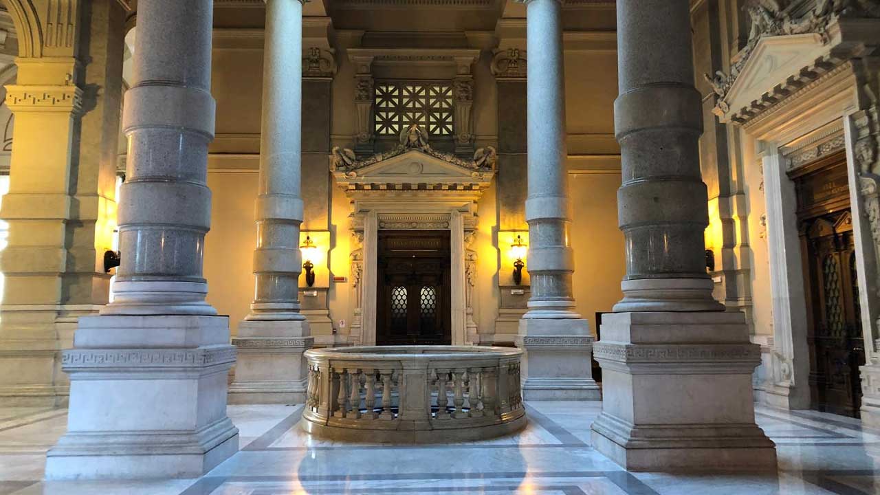 “Chi primo arriva, vince”