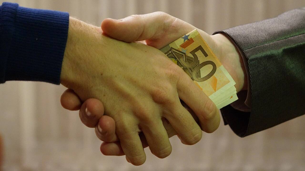 La Direttiva anticorruzione: dall’obbligo di&nbsp;considerazione all’obbligo di&nbsp;criminalizzazione